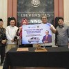 Rektor Uniku berfoto bersama usai menerima 1 unit ambulan yang diserahkan secara simbolis.